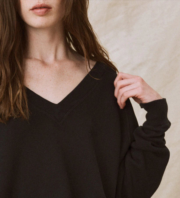 THE V NECK SWEATSHIRT ALMOST BLACK